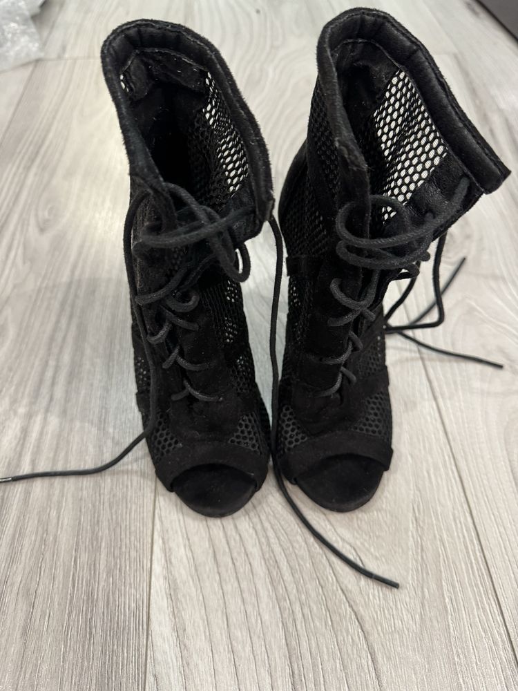 Взуття для heels