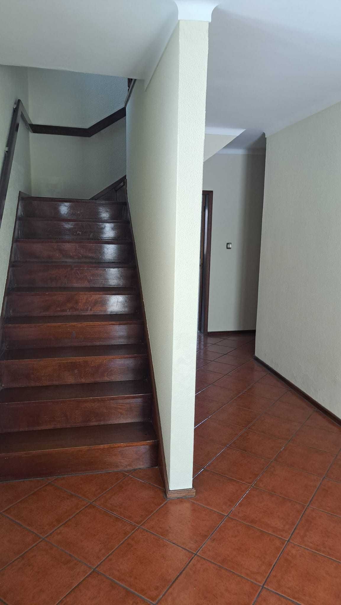 Vivenda T4 com jardim e garagem