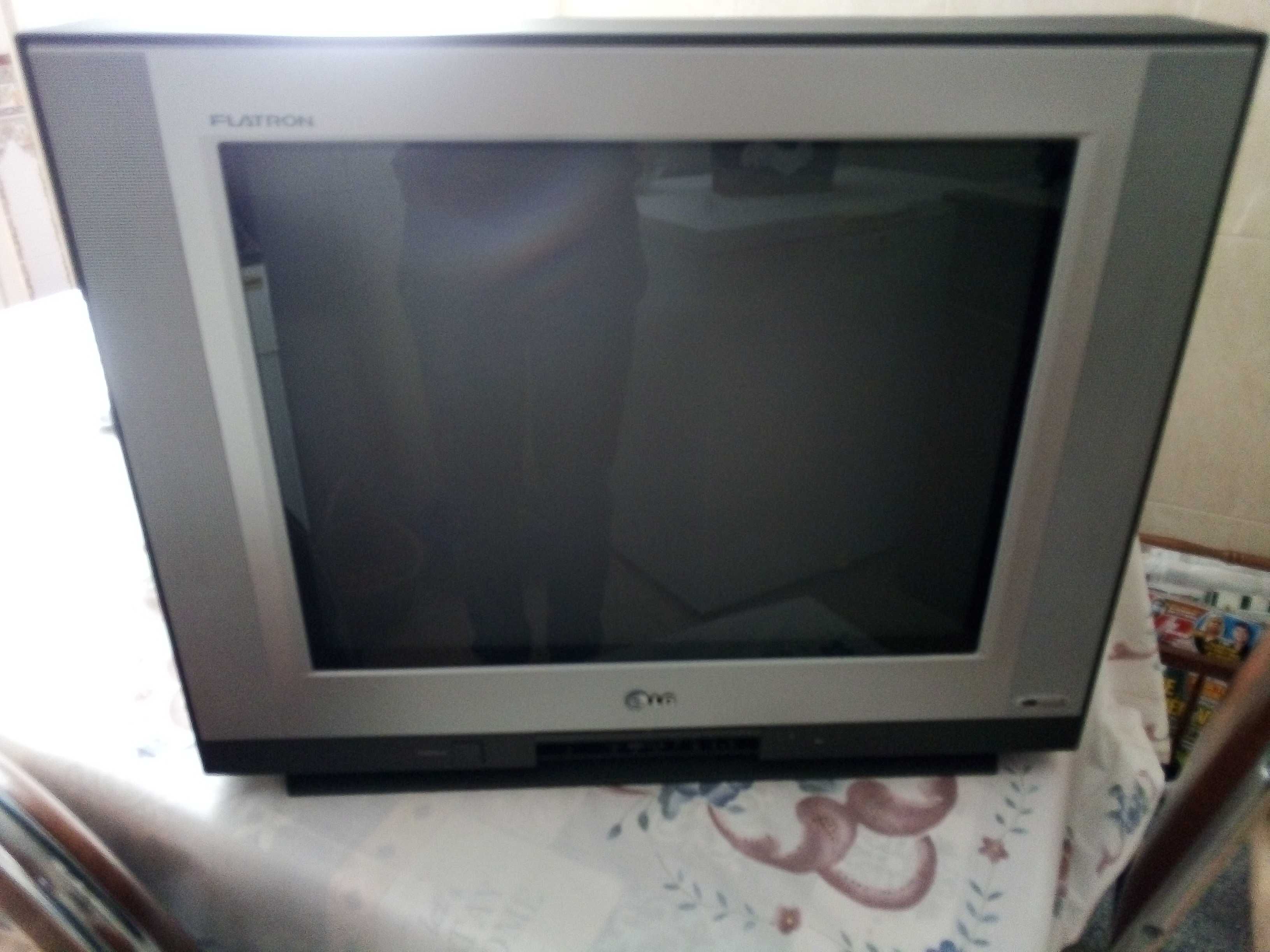 Televisão LG Flatron antiga, com pouco uso - como nova