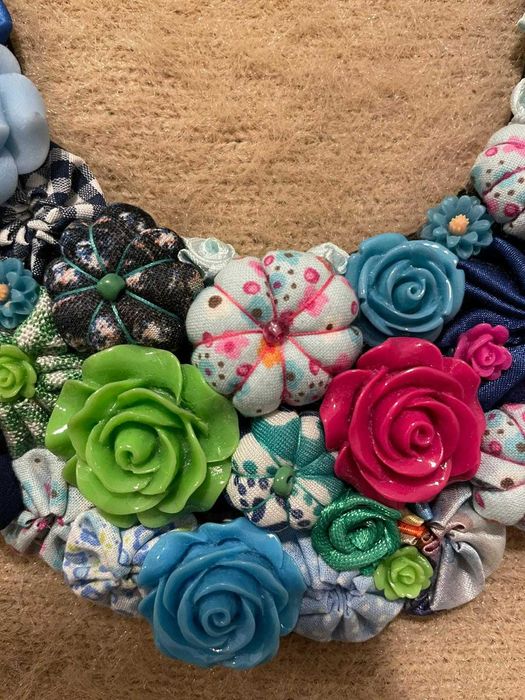 Colar azul feito à mão