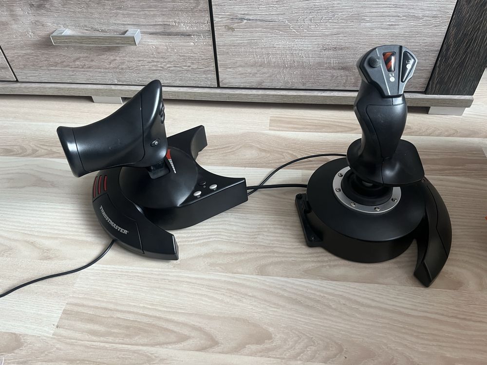 Logitech g29.     Joystick thrustmaster hotas X