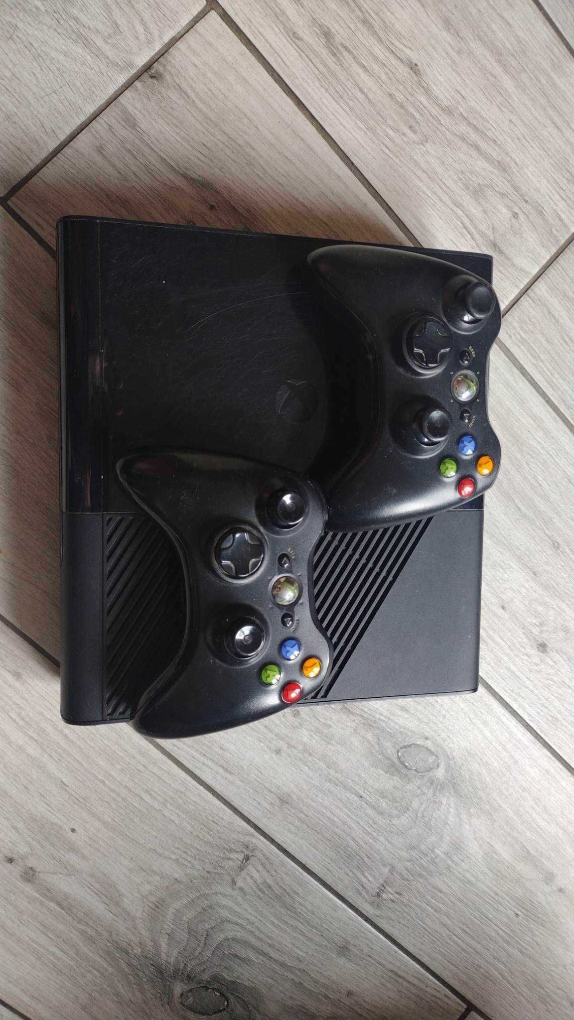 Xbox 360 500gb + 2 pady