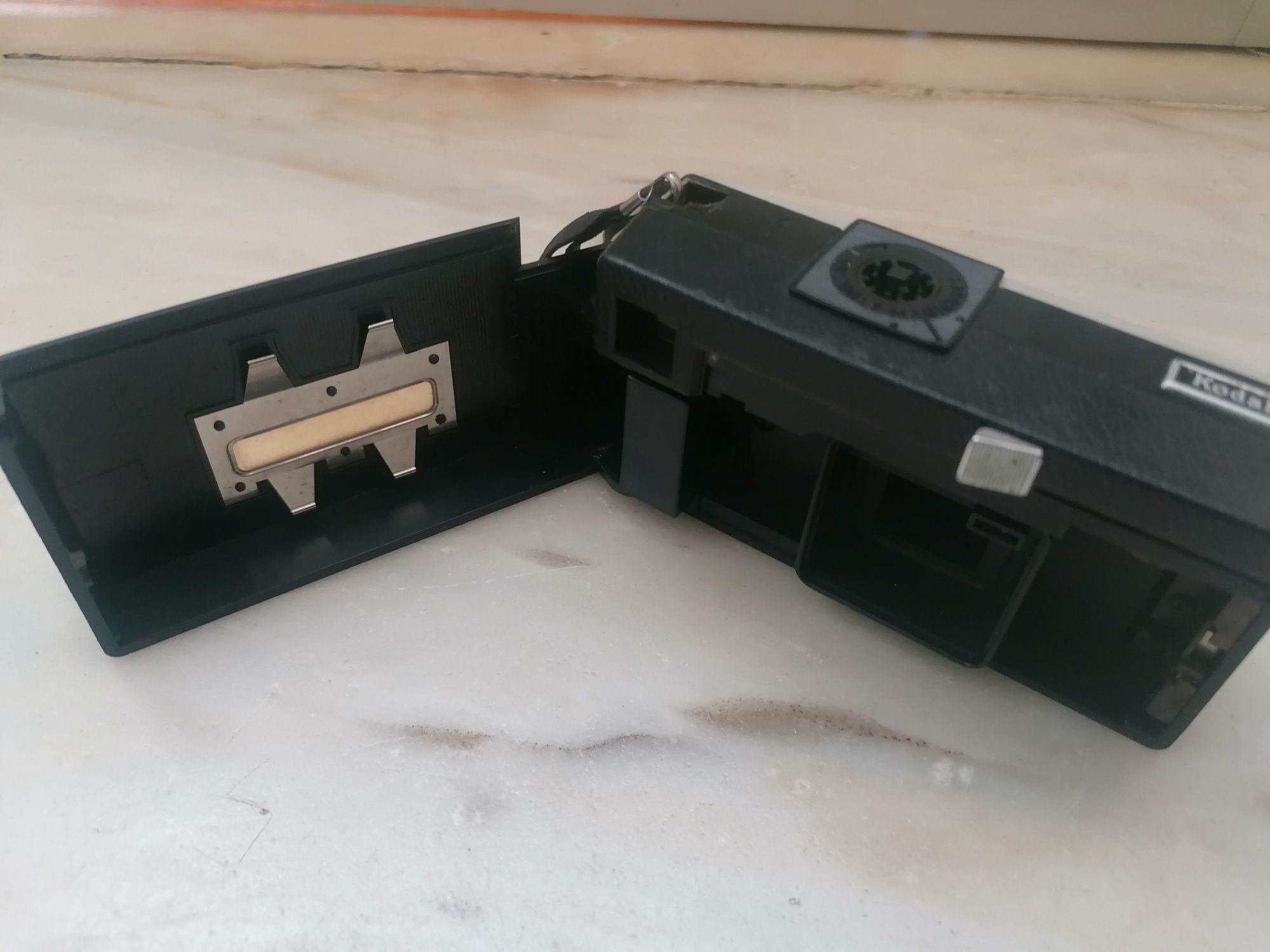Kodak instamatic X-15 

Tem um design clássico, e é uma peça notá
