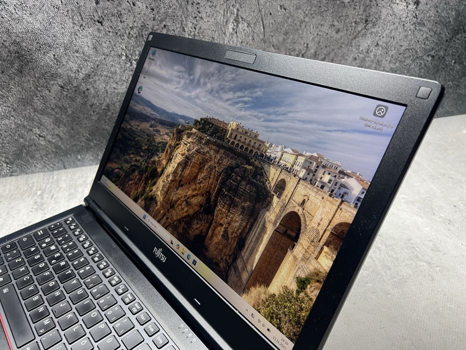 Fujitsu LifeBook / i5 8265u 3.9 GHz / 256SSD / 8GB DDR4 / 15.6FHD /W11