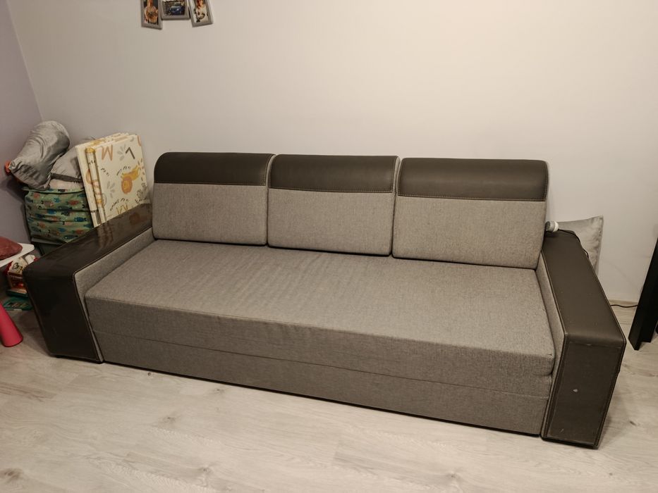 Kanapa z dwoma pufami