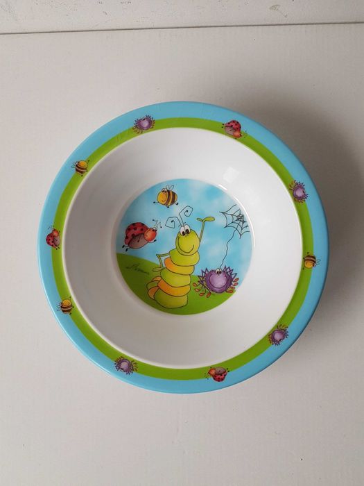 Plastikowy talerzyk i miseczka owady biedronka pająk pszczółka