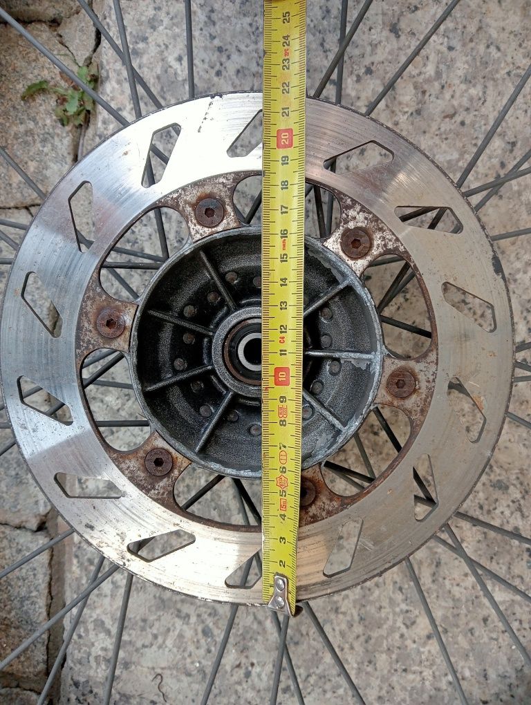 Jantes completas (com pneus). 18 atrás e 21 á frente. Negociável