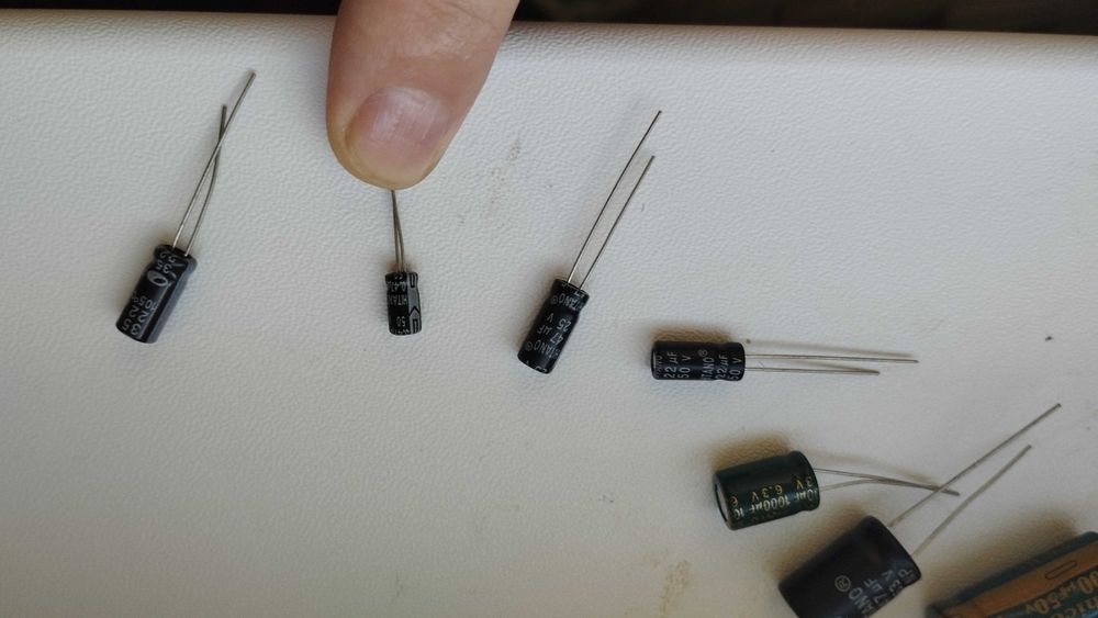 Конденсаторы новые и б/у все что на фото