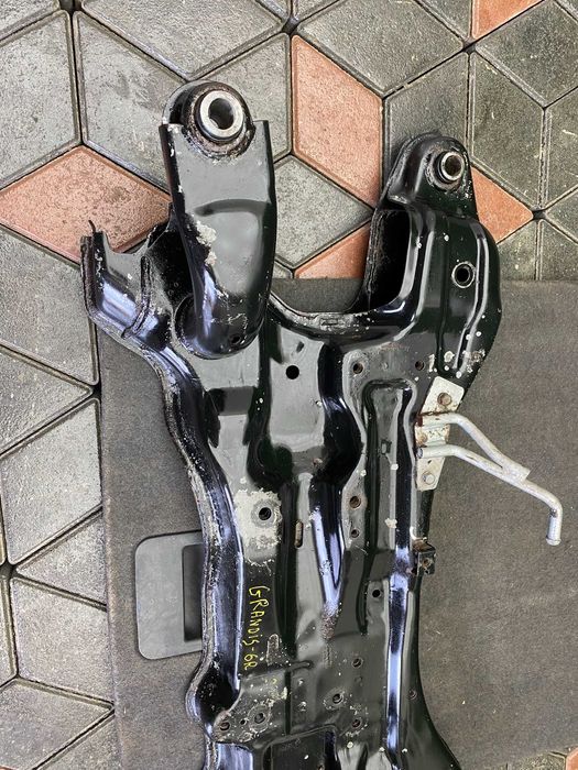 Передній підрамник Mitsubishi Grandis