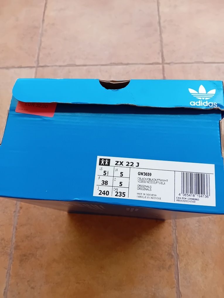 Ténis pretos Adidas