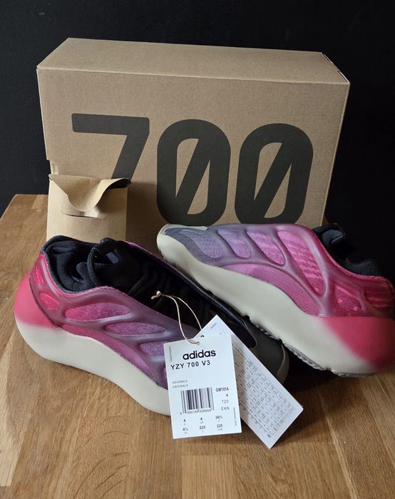 Yeezy 700 V3 Fade Carbon 36 2/3