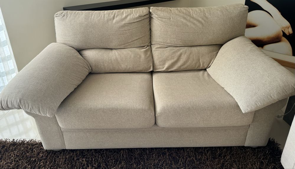 Sofá de tecido creme com 1,80 mts cumprimento