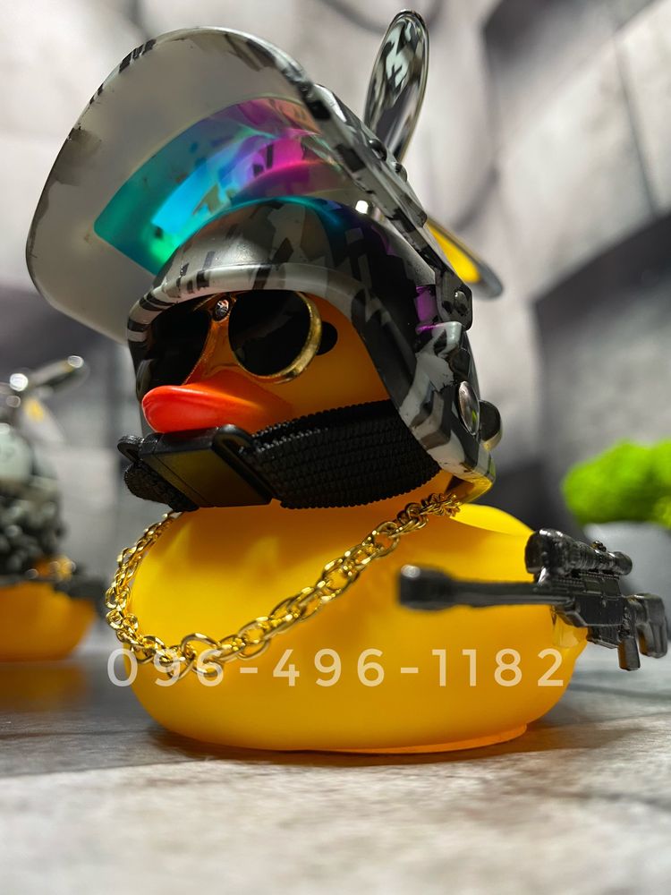 Утка в шлеме военном с оружием в полном обмундировании “Crazy duck”