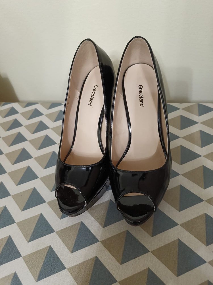 Czarne lakierowane czółenka 37 wysoki obcas klasyczne toe buty