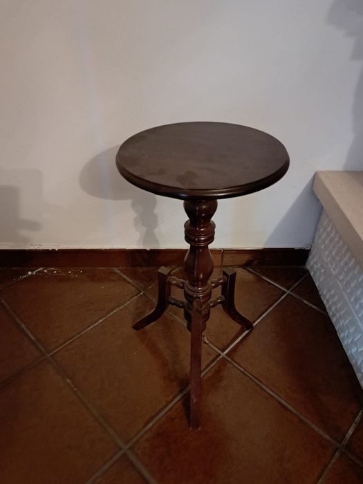 Mesa de madeira de apoio