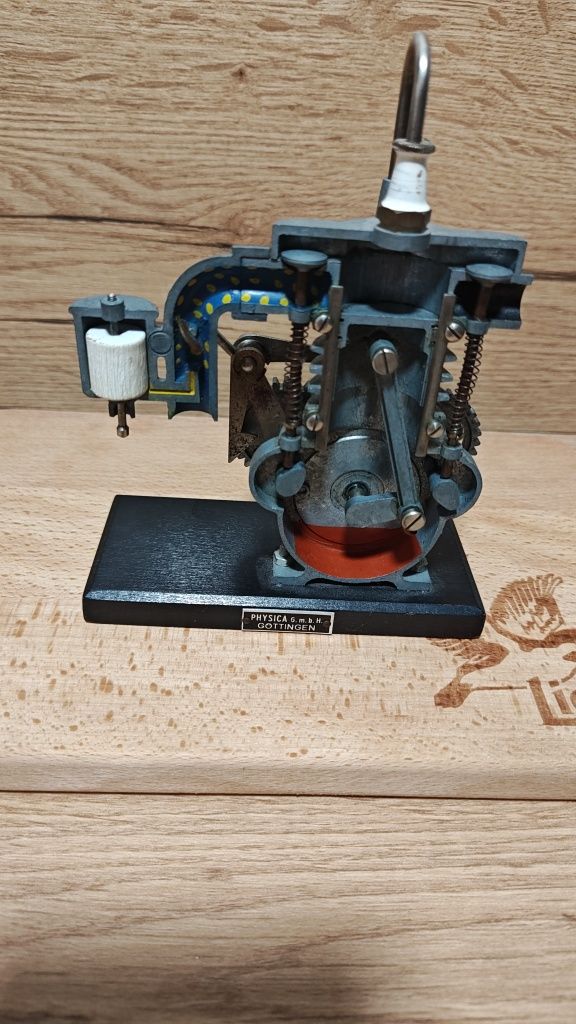 Model silnika 2t.