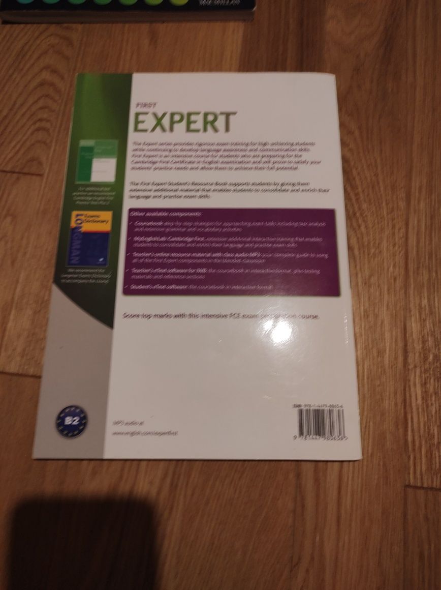 First Expert coursebook + student's resource book + slownictwo