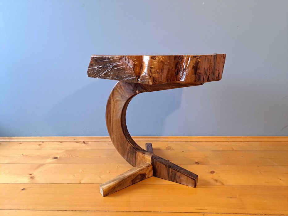 Rzemieślniczy stolik z drewna czereśniowego i orzechowego - LOFT