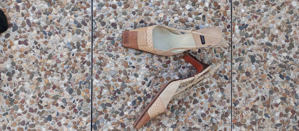 PROMOÇÃO! Sapato aberto atrás em pele beije e camel, muito elegante