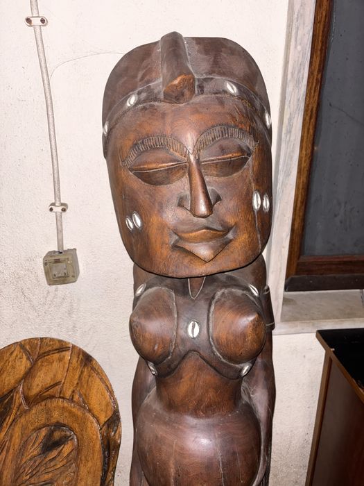 Cadeiras e estátua africanas para venda