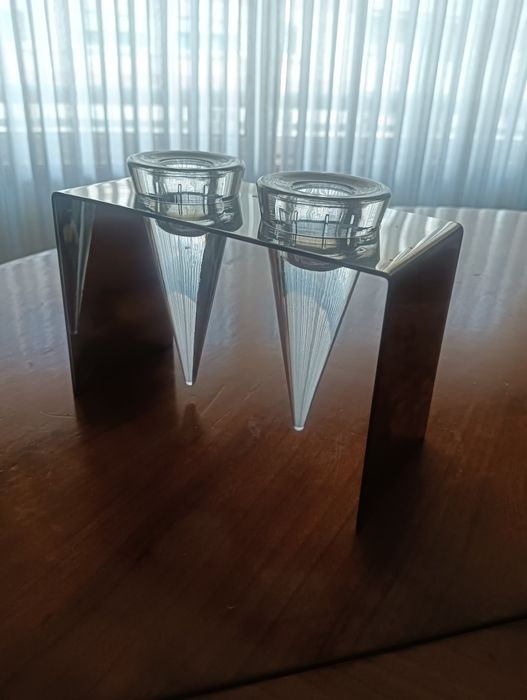 Dois castiçais em vidro com base em inox