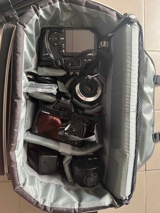 Canon EOS 450 D incl 3 x Baterias + tripé + 2 x zoom + mala + flash