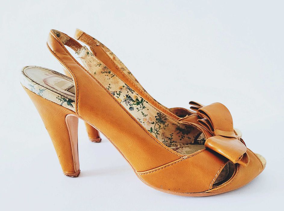 Karmelowe skórzane sandały czółenka szpilki Stradivarius 37