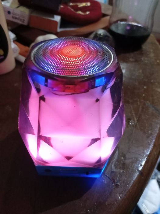 Coluna de som nova com luz psicadélica.NOVA