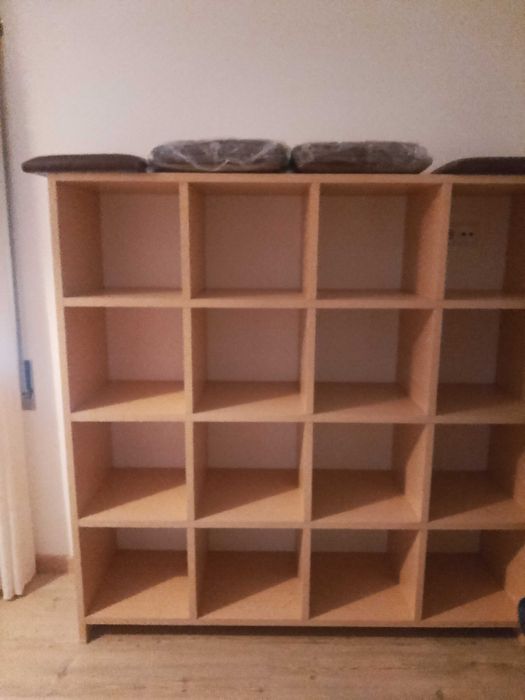 Estante de arrumação.