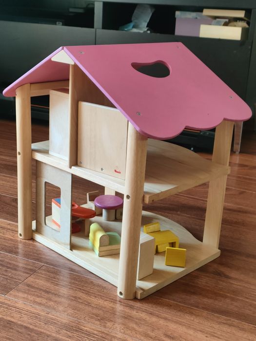 Domek dla lalek z akcesoriami szer. 38 gł. 34 wys 44 cm.