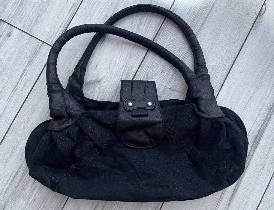 Czarna torebka ze złotymi drobinkami