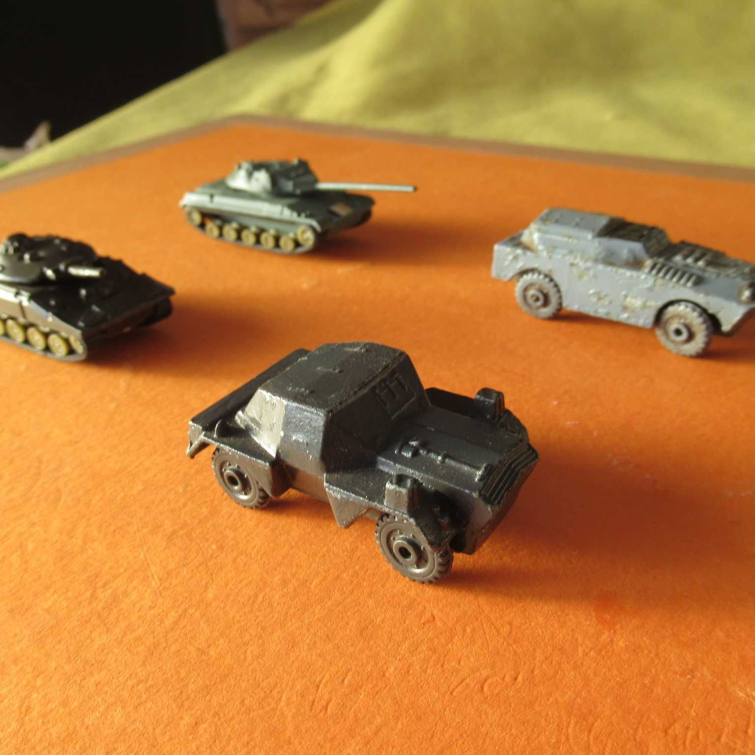 (cafosal)  4 carros antigos  de guerra em metal