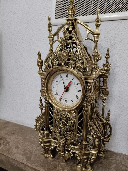 Vendo este Relógio em metal em muito bom estado trabalha muito bem