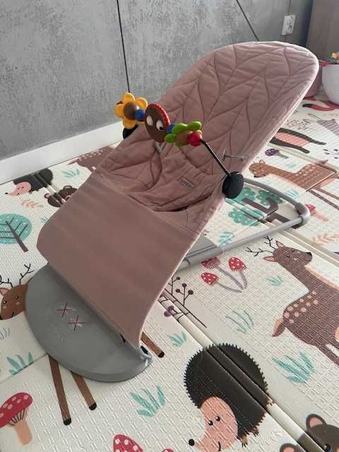 BabyBjorn – bujaczek Dusty Pink + dwie zabawki w cenie