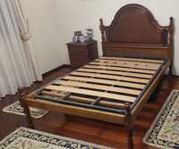 Cama em madeira maciça (castanho) com colchão incluído.