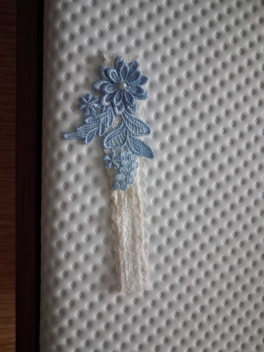 Podwiazka niebiesko biala