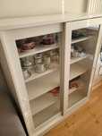Witryna biała IKEA Witryna SYVDE ze szklanymi drzwiami