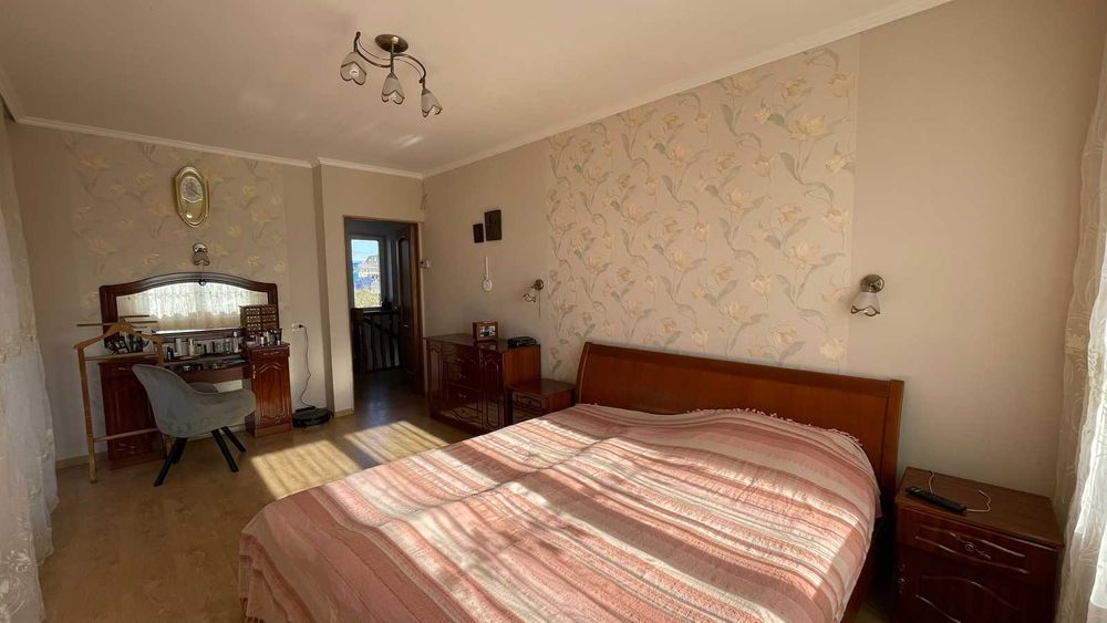 Продається будинок з ділянкою,банею. Зручна локація.