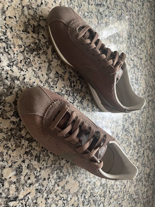Ténis Nike Cortez castanho texturado