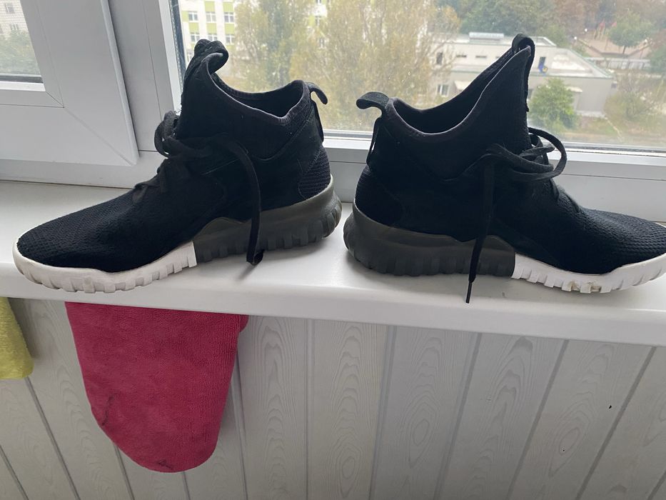 Продам кросівки  adidas fubular