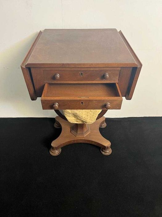 Mesa Costureirinha em Madeira