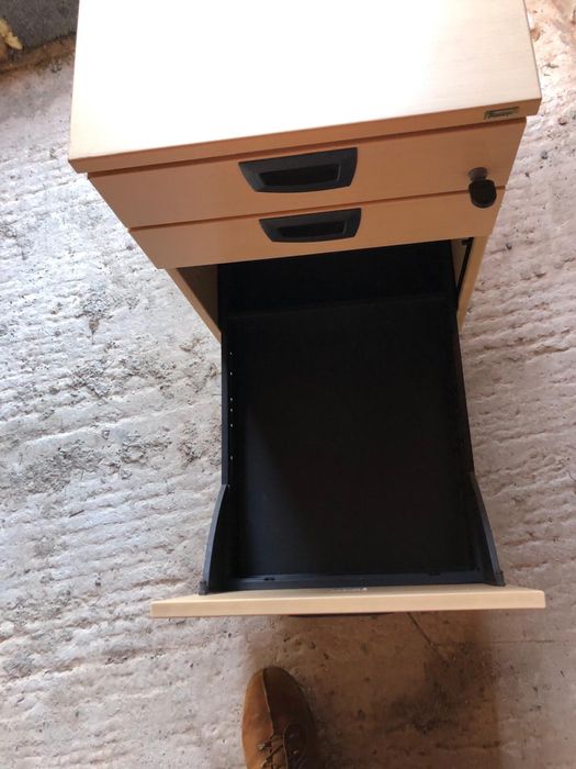 szawka biurowa z kluczykiem