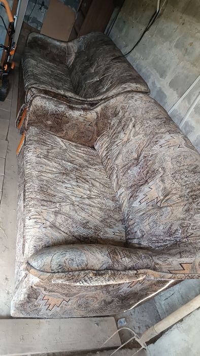 Oddam dwie sofy rozkładane.