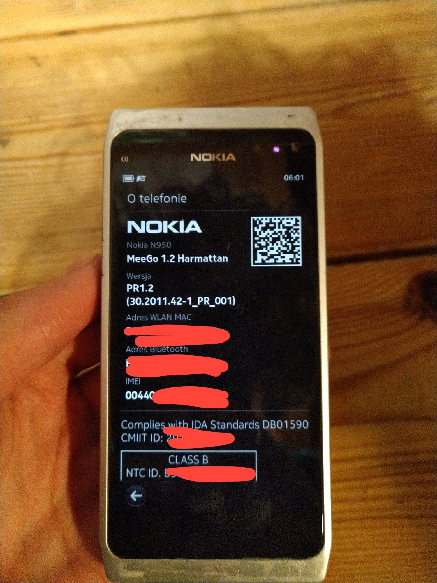 Srebrny prototyp Nokia N950