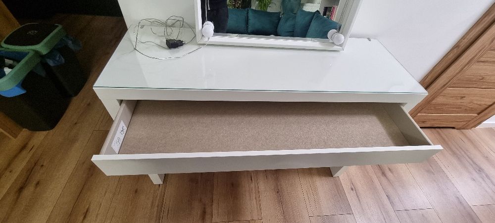 Toaletka Malm z lustrem