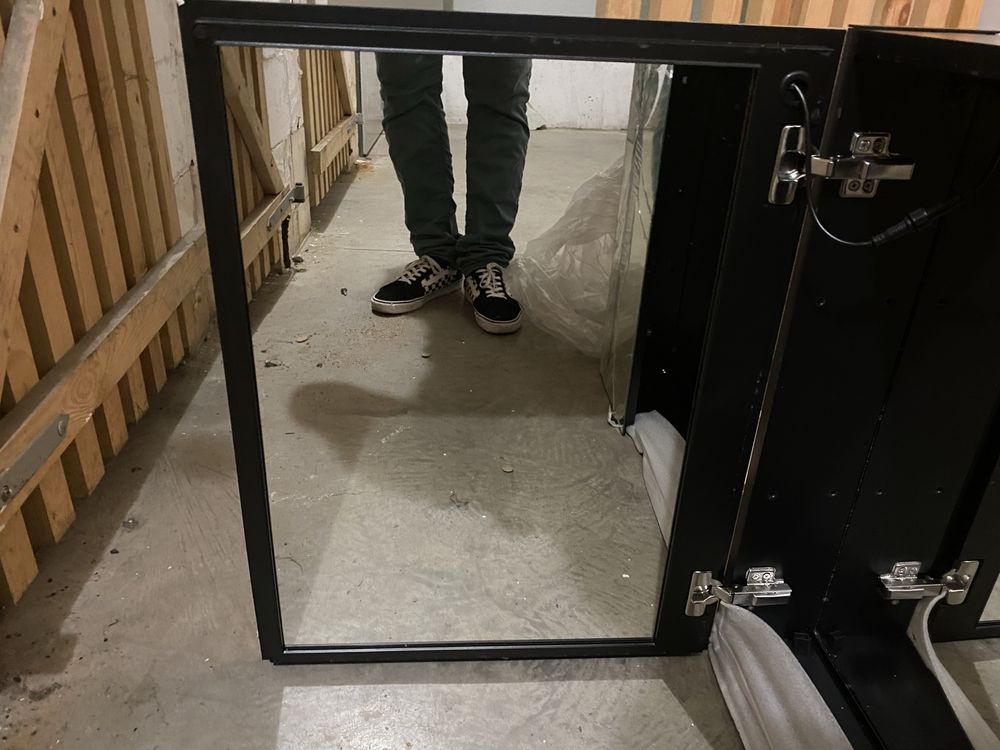 Szafka łazienkowa aluminiowa – uszkodzone lustra