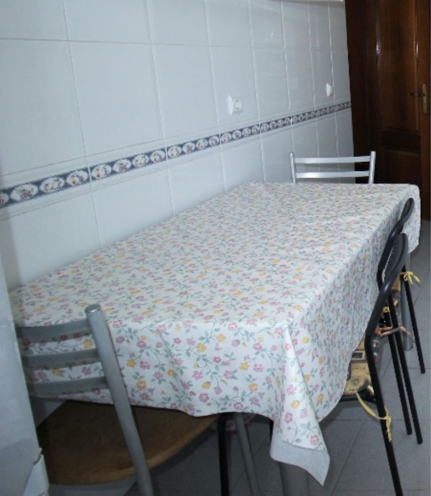 Mesa com 2cadeiras cinzas