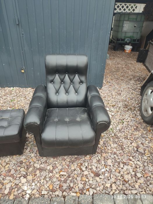 czarny fotel i dwie pufy za darmo