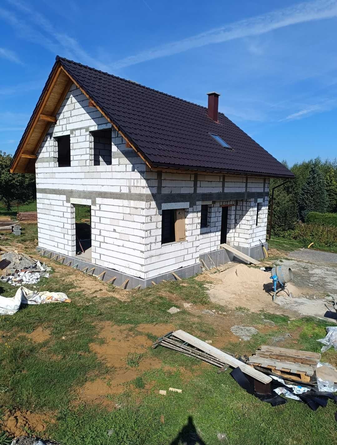 Budowa domów jednorodzinnych od podstaw, usługi i prace budowlane.