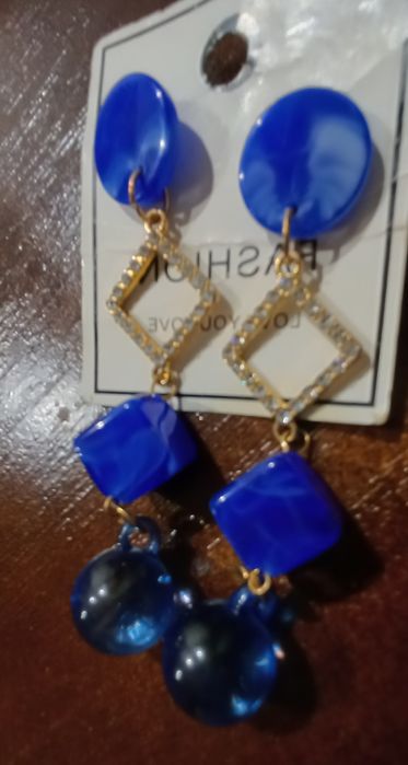 Brincos comprido totalement novo